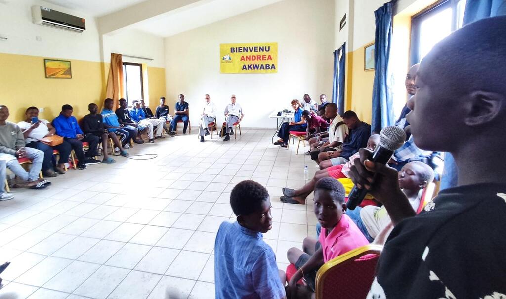 La visita di Andrea Riccardi in Costa d'Avorio comincia con l'incontro con i bambini di strada e i poveri senza dimora amici della Comunità